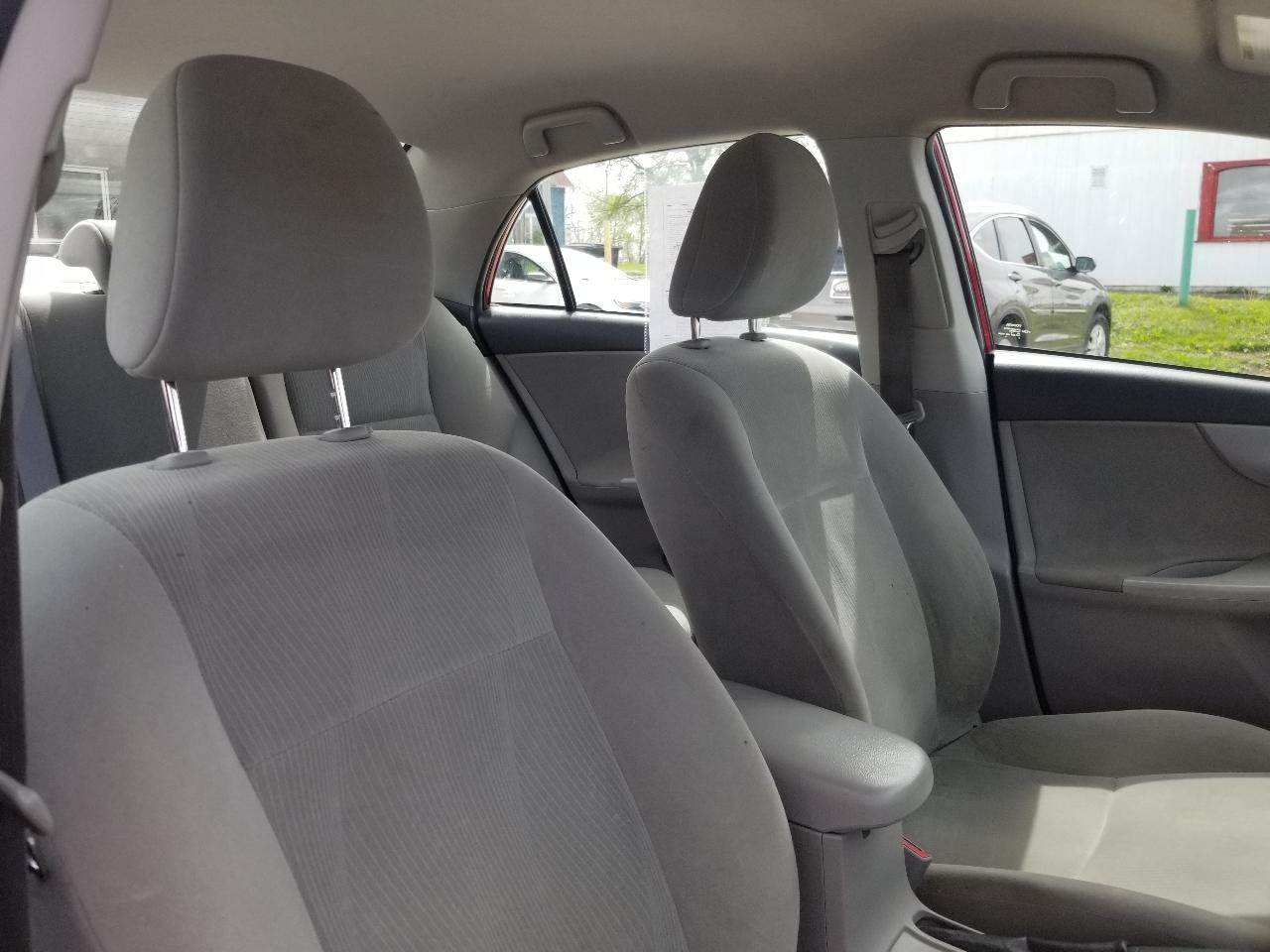 Toyota Corolla 4dr Sdn Auto LE (Natl) 2011