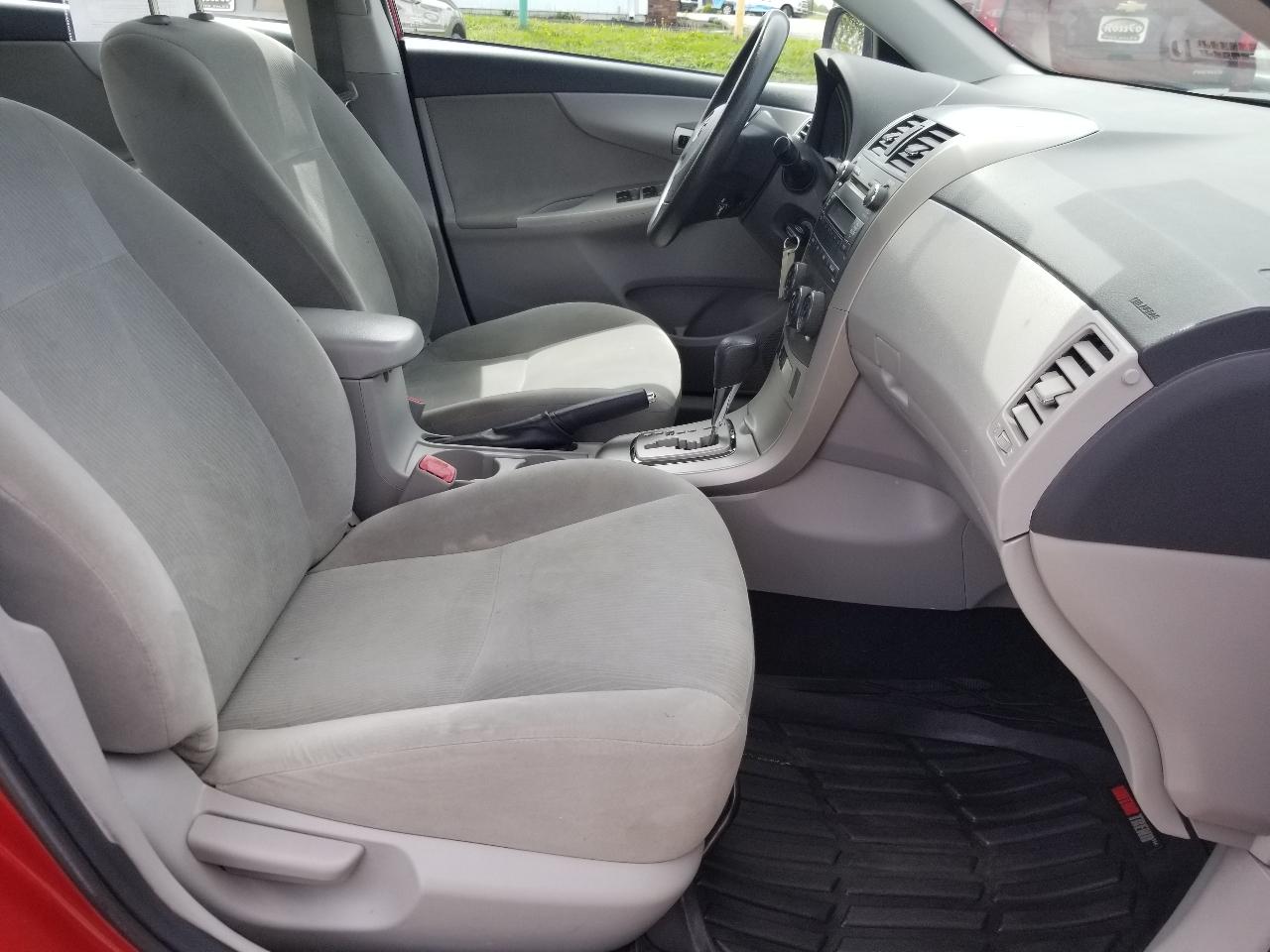 Toyota Corolla 4dr Sdn Auto LE (Natl) 2011