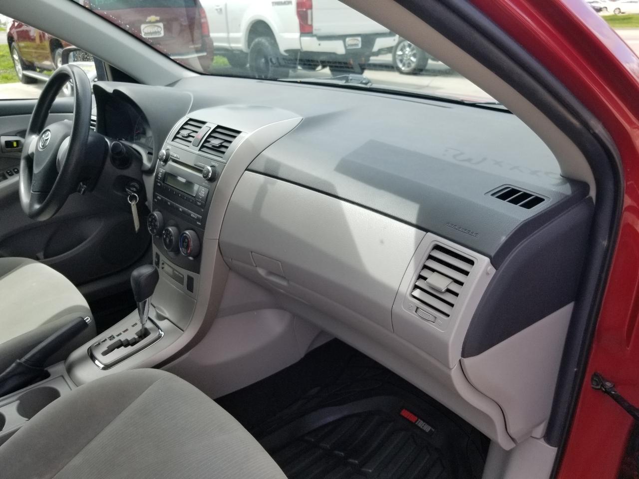 Toyota Corolla 4dr Sdn Auto LE (Natl) 2011