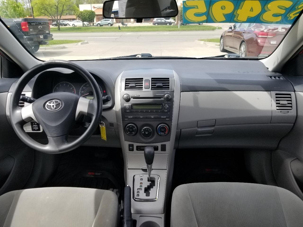 Toyota Corolla 4dr Sdn Auto LE (Natl) 2011