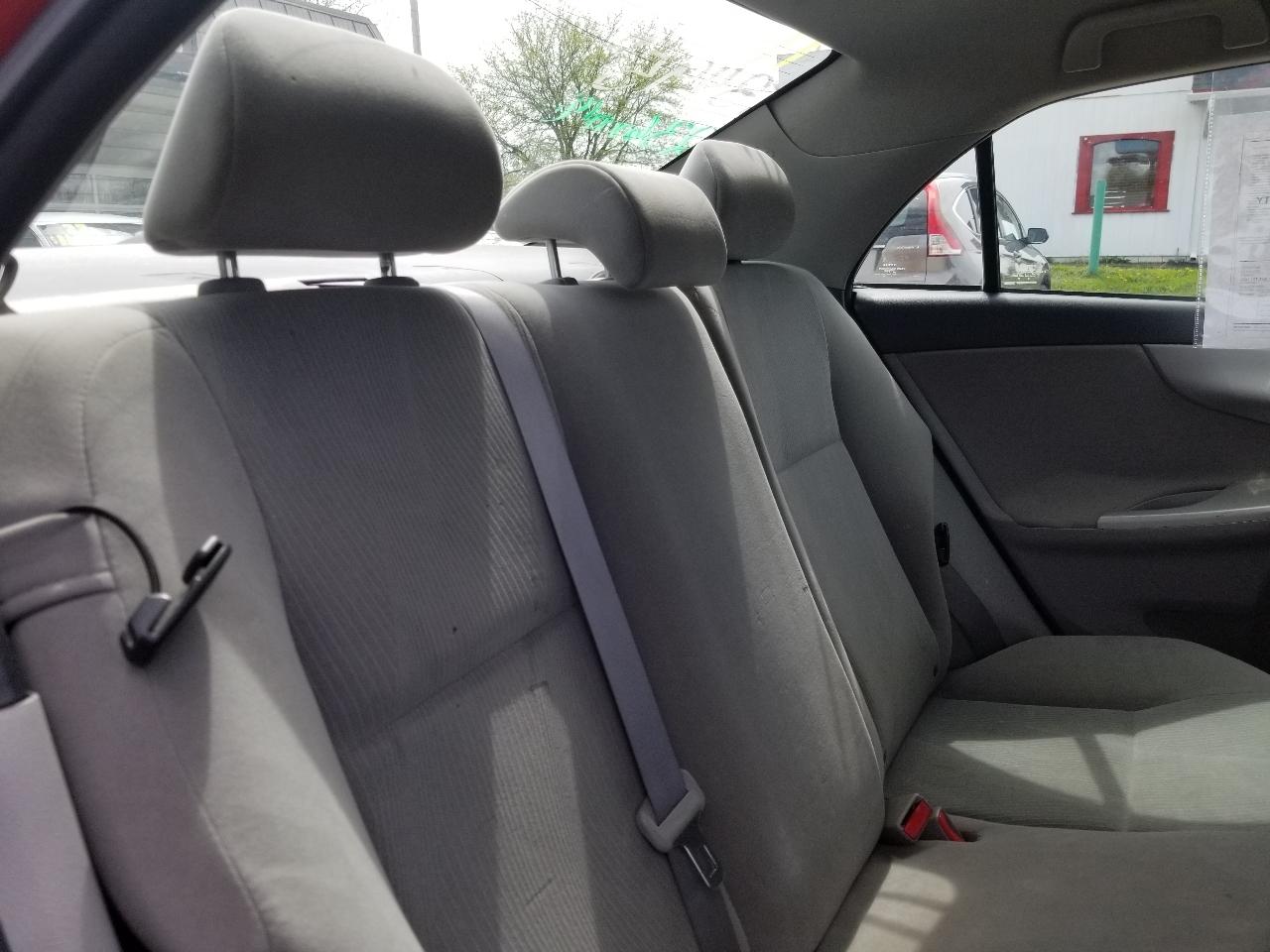 Toyota Corolla 4dr Sdn Auto LE (Natl) 2011