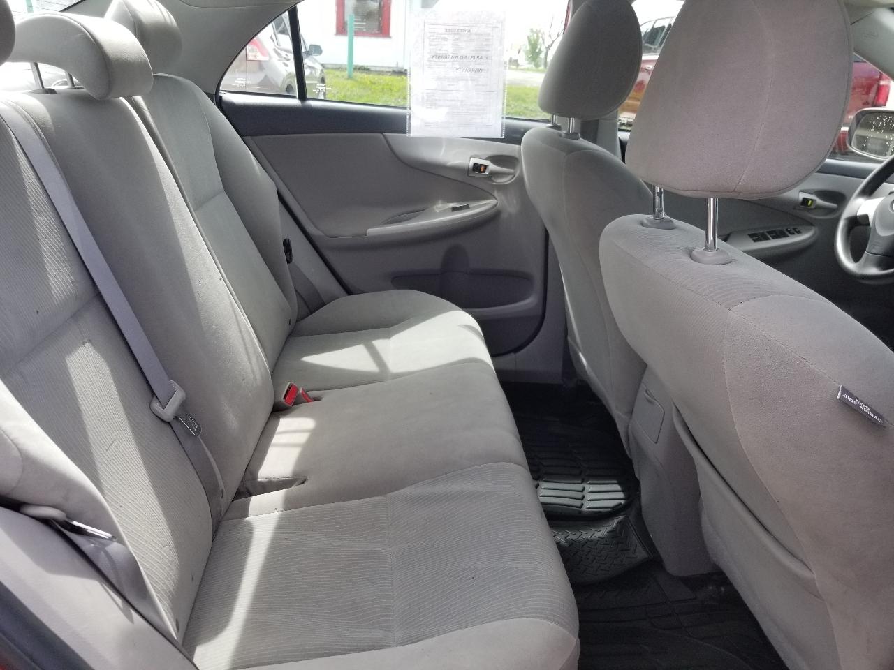 Toyota Corolla 4dr Sdn Auto LE (Natl) 2011