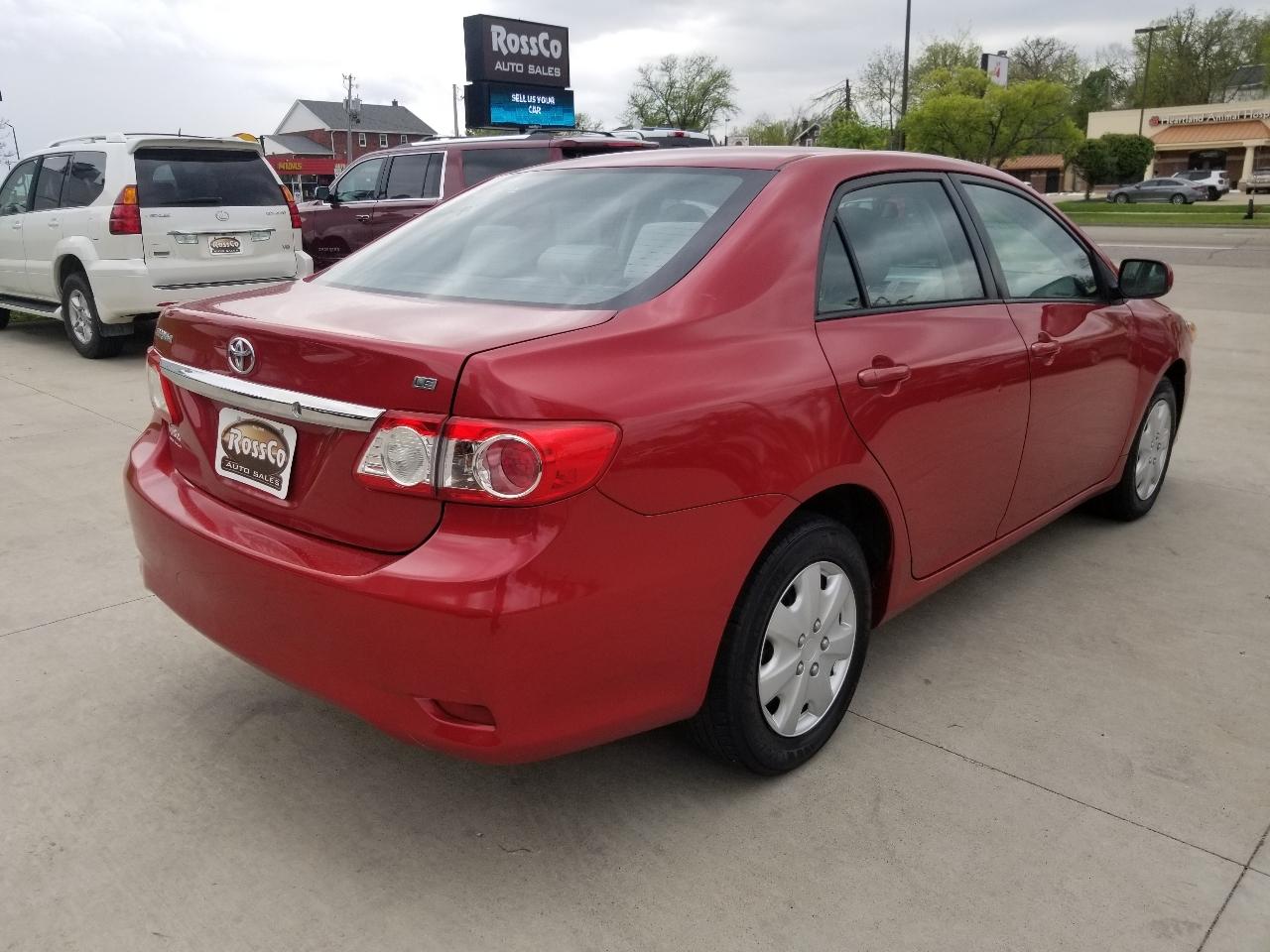 Toyota Corolla 4dr Sdn Auto LE (Natl) 2011