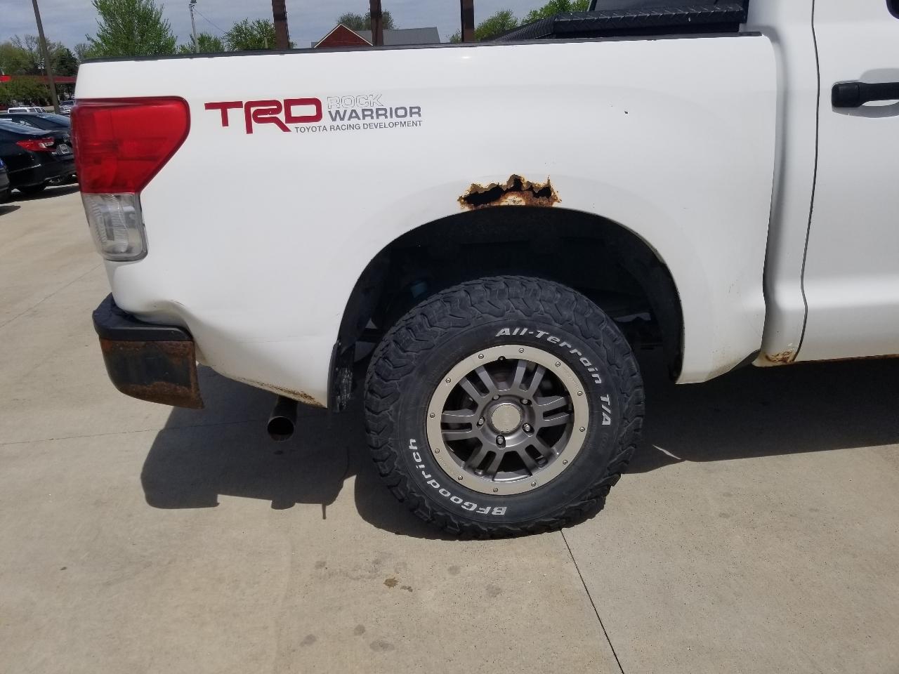 Toyota Tundra 4WD Truck CrewMax 5.7L FFV V8 6-Spd AT (Natl) 2010