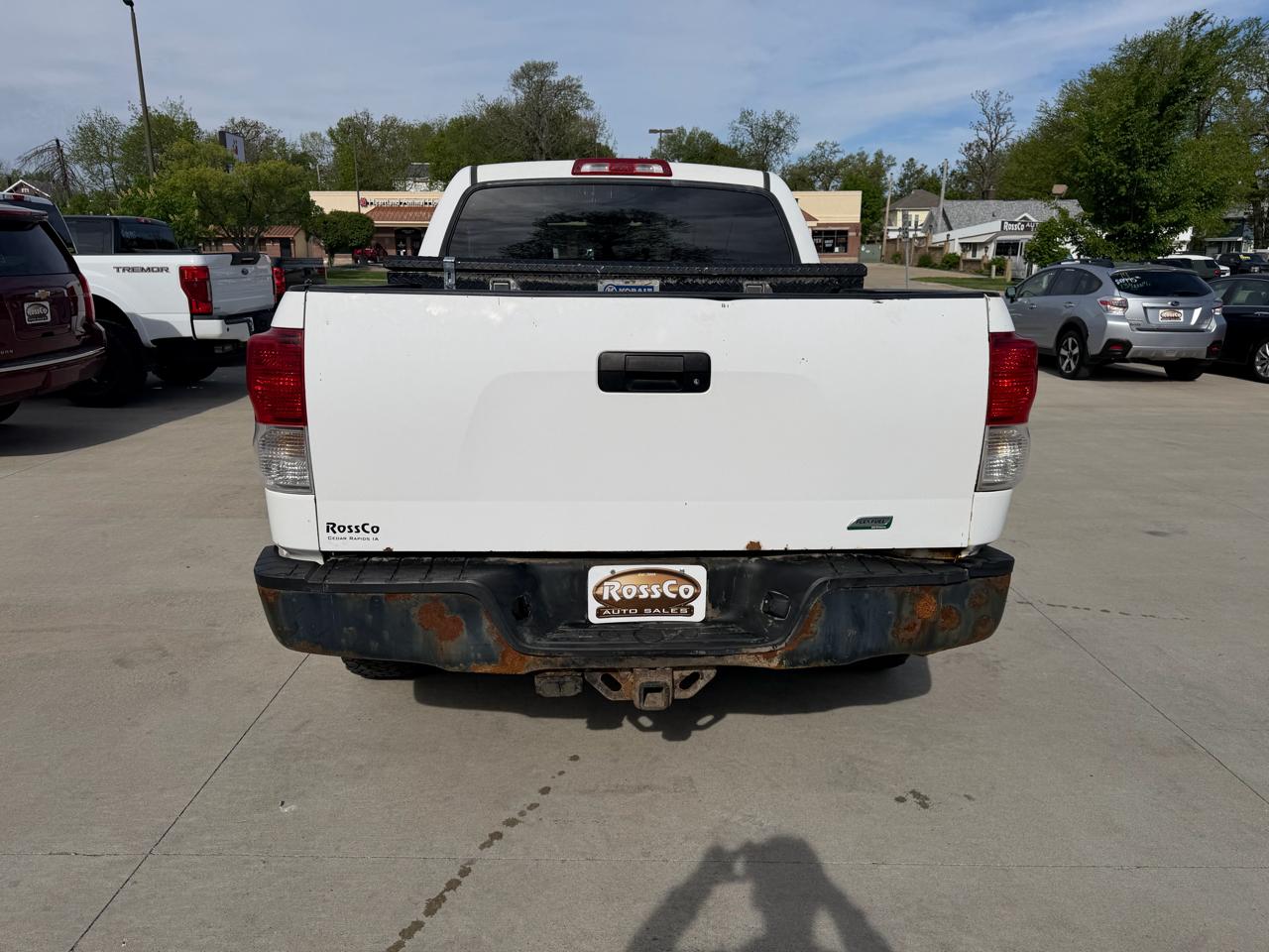 Toyota Tundra 4WD Truck CrewMax 5.7L FFV V8 6-Spd AT (Natl) 2010