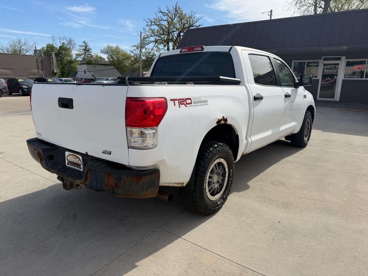 Toyota Tundra 4WD Truck CrewMax 5.7L FFV V8 6-Spd AT (Natl) 2010