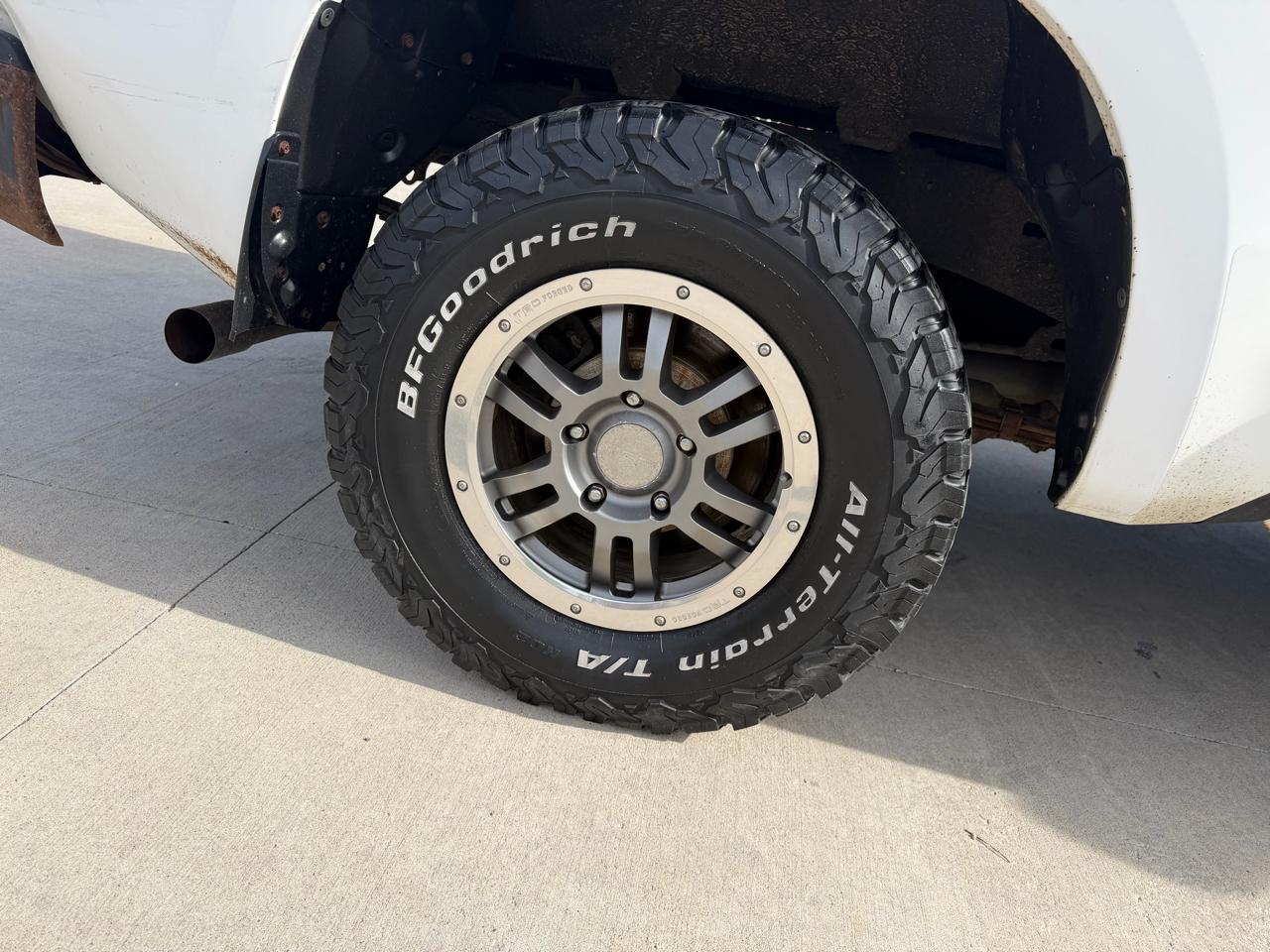 Toyota Tundra 4WD Truck CrewMax 5.7L FFV V8 6-Spd AT (Natl) 2010