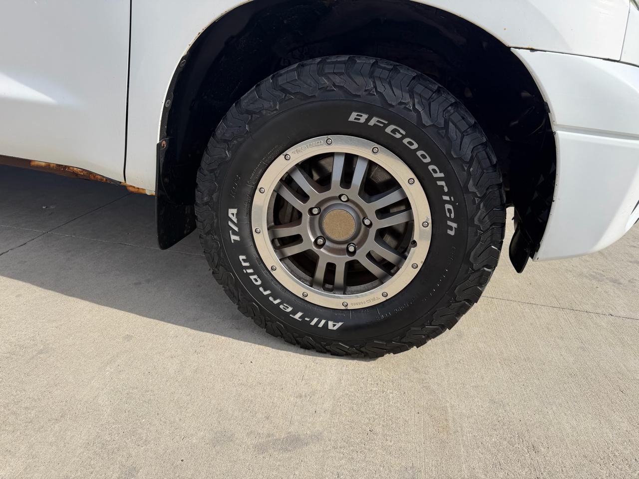 Toyota Tundra 4WD Truck CrewMax 5.7L FFV V8 6-Spd AT (Natl) 2010