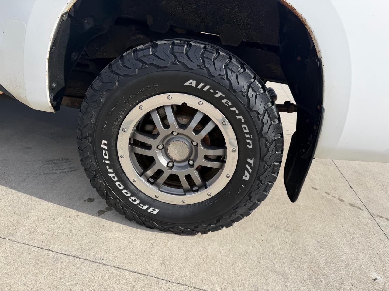 Toyota Tundra 4WD Truck CrewMax 5.7L FFV V8 6-Spd AT (Natl) 2010
