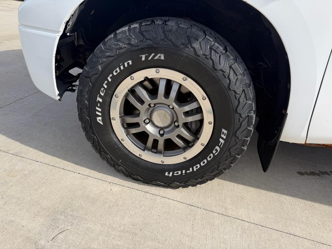 Toyota Tundra 4WD Truck CrewMax 5.7L FFV V8 6-Spd AT (Natl) 2010