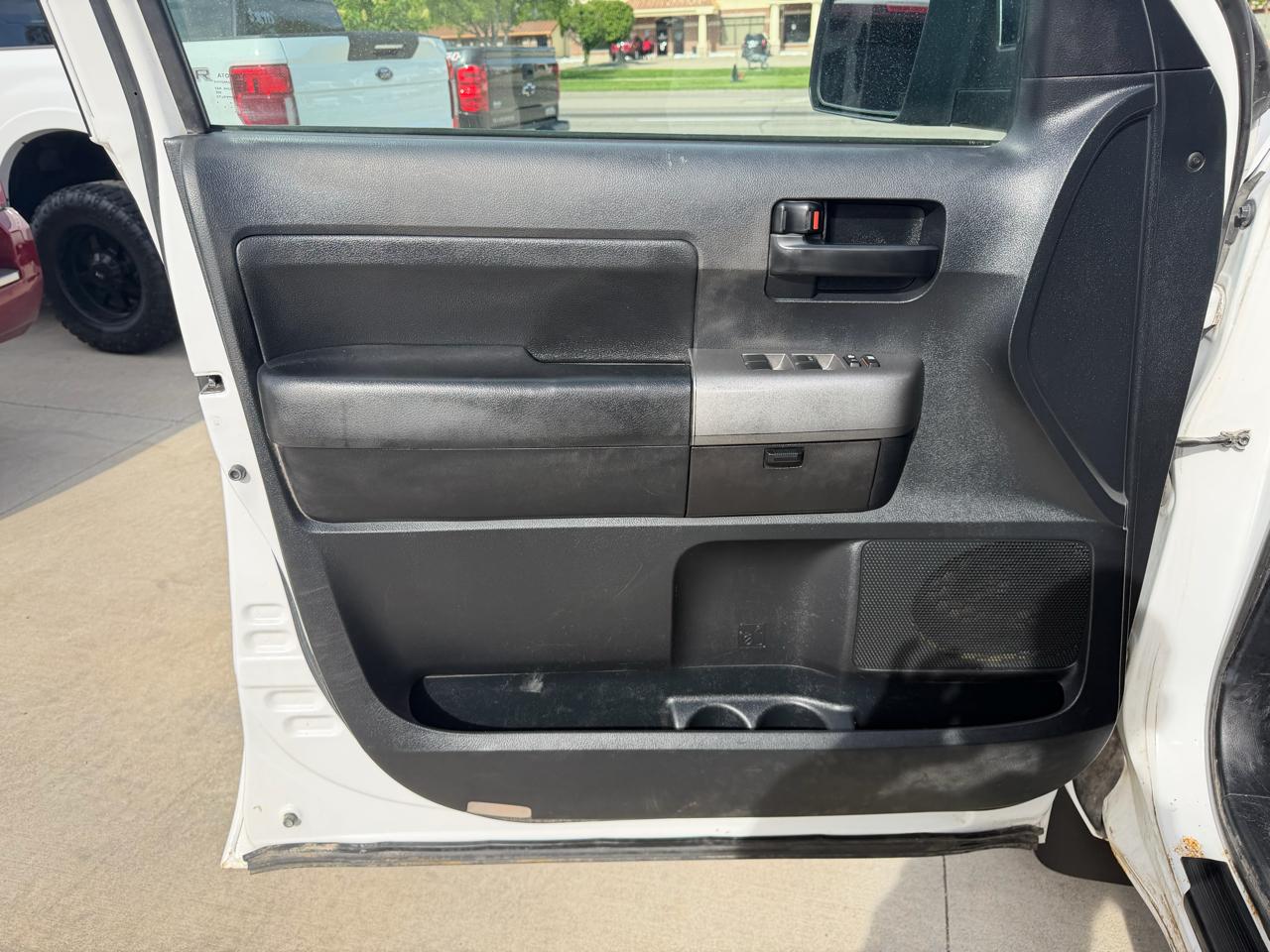 Toyota Tundra 4WD Truck CrewMax 5.7L FFV V8 6-Spd AT (Natl) 2010