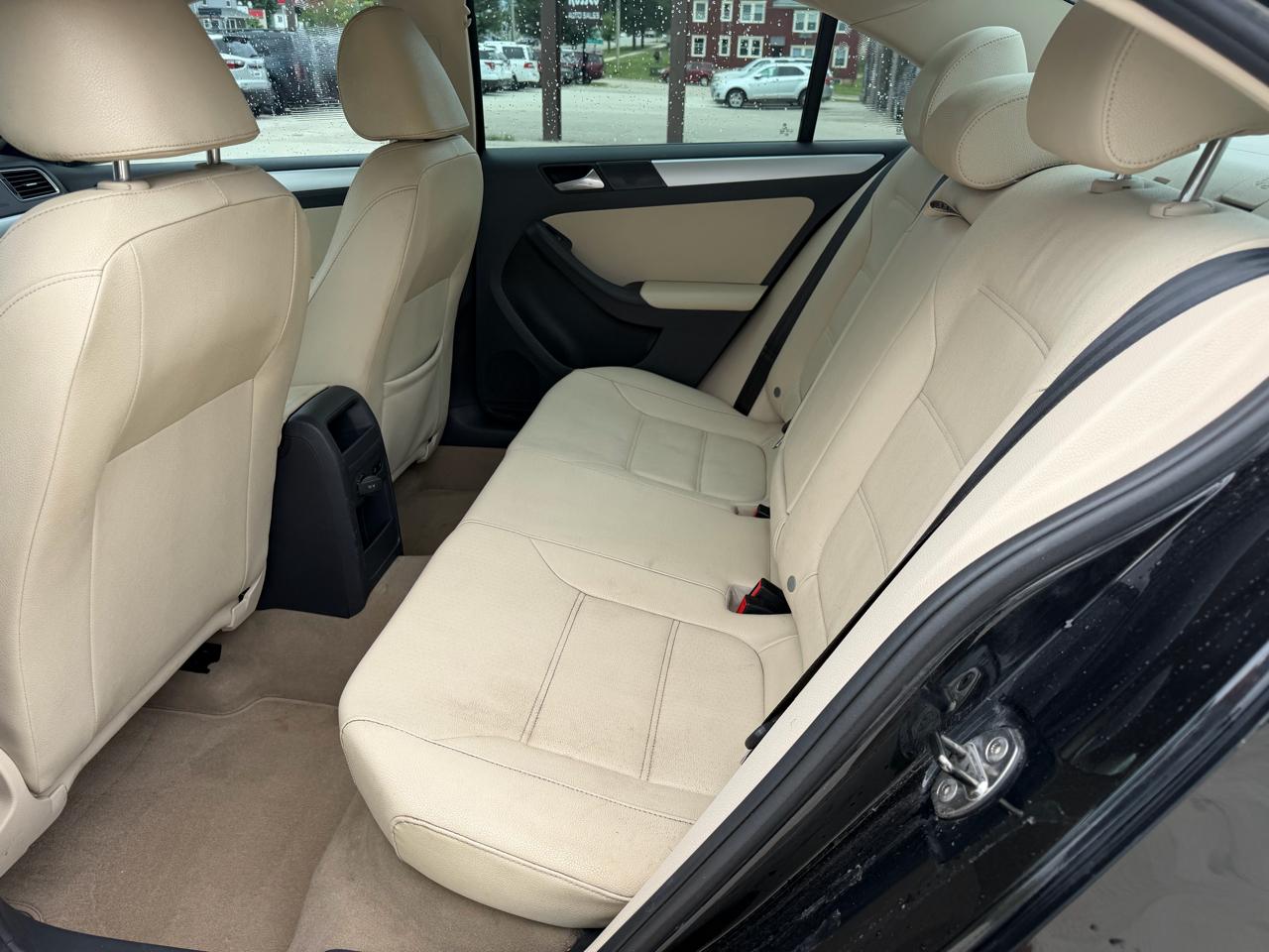 Volkswagen Jetta Sedan 4dr DSG TDI 2012