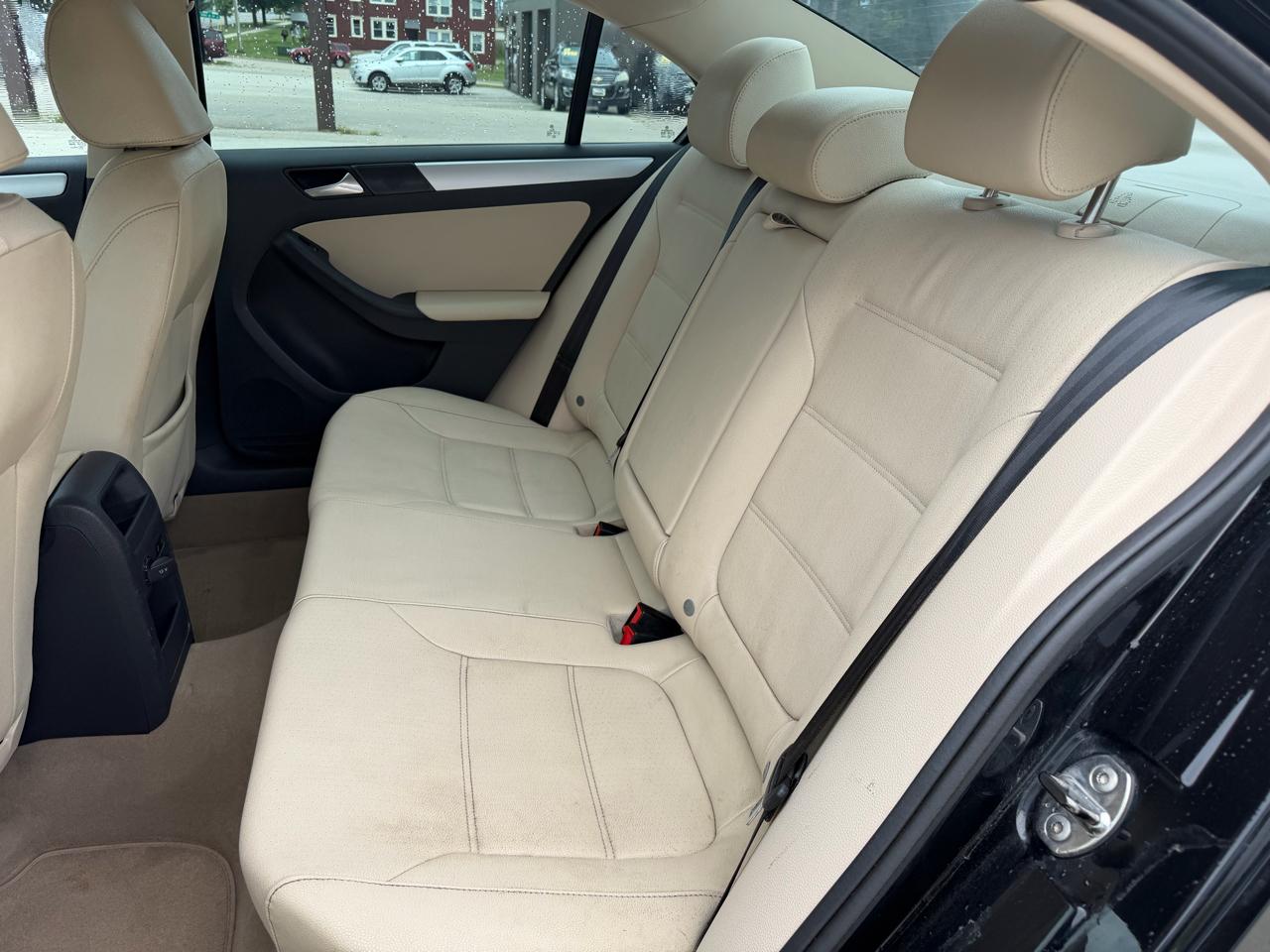 Volkswagen Jetta Sedan 4dr DSG TDI 2012