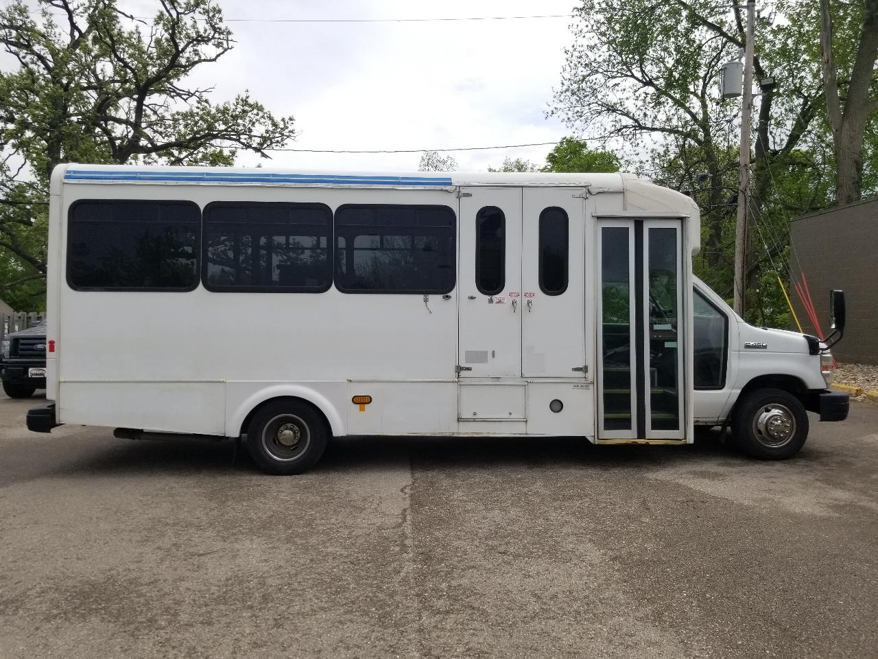 Ford Econoline Commercial Cutaway E-450 Super Duty 176" DRW 2015