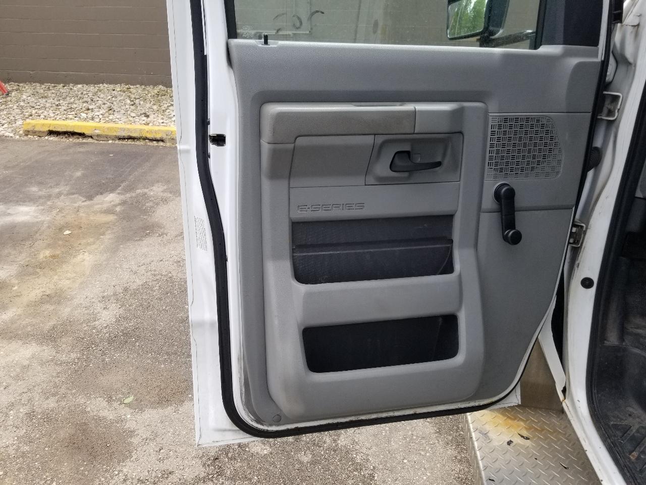 Ford Econoline Commercial Cutaway E-450 Super Duty 176" DRW 2015