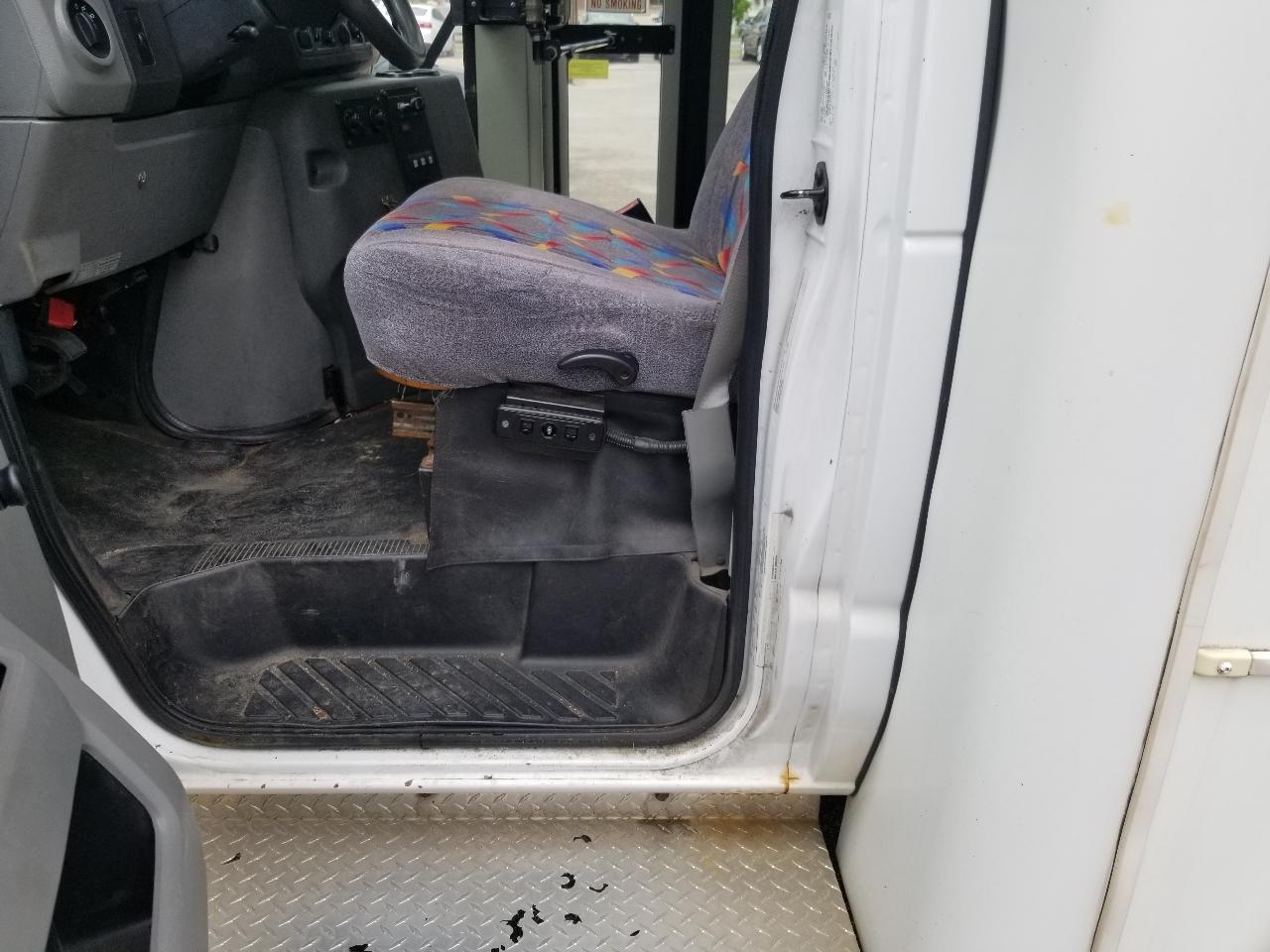Ford Econoline Commercial Cutaway E-450 Super Duty 176" DRW 2015