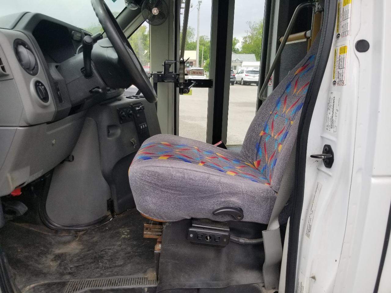 Ford Econoline Commercial Cutaway E-450 Super Duty 176" DRW 2015