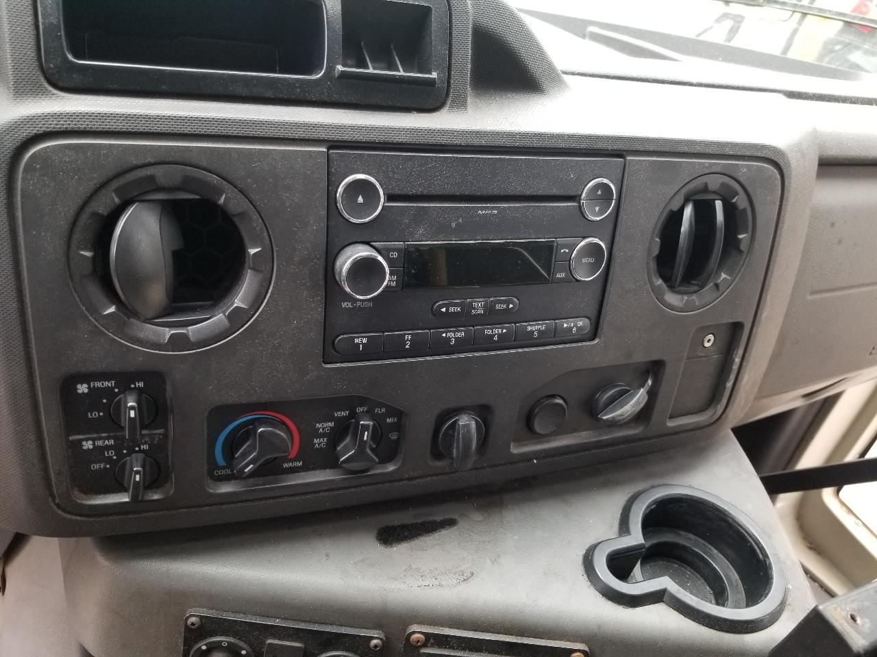 Ford Econoline Commercial Cutaway E-450 Super Duty 176" DRW 2015