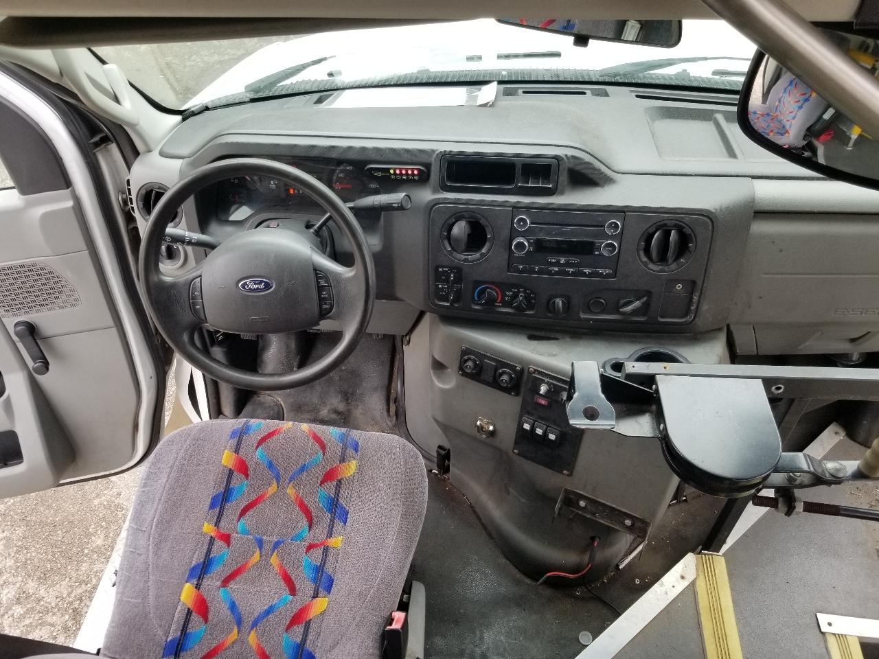 Ford Econoline Commercial Cutaway E-450 Super Duty 176" DRW 2015