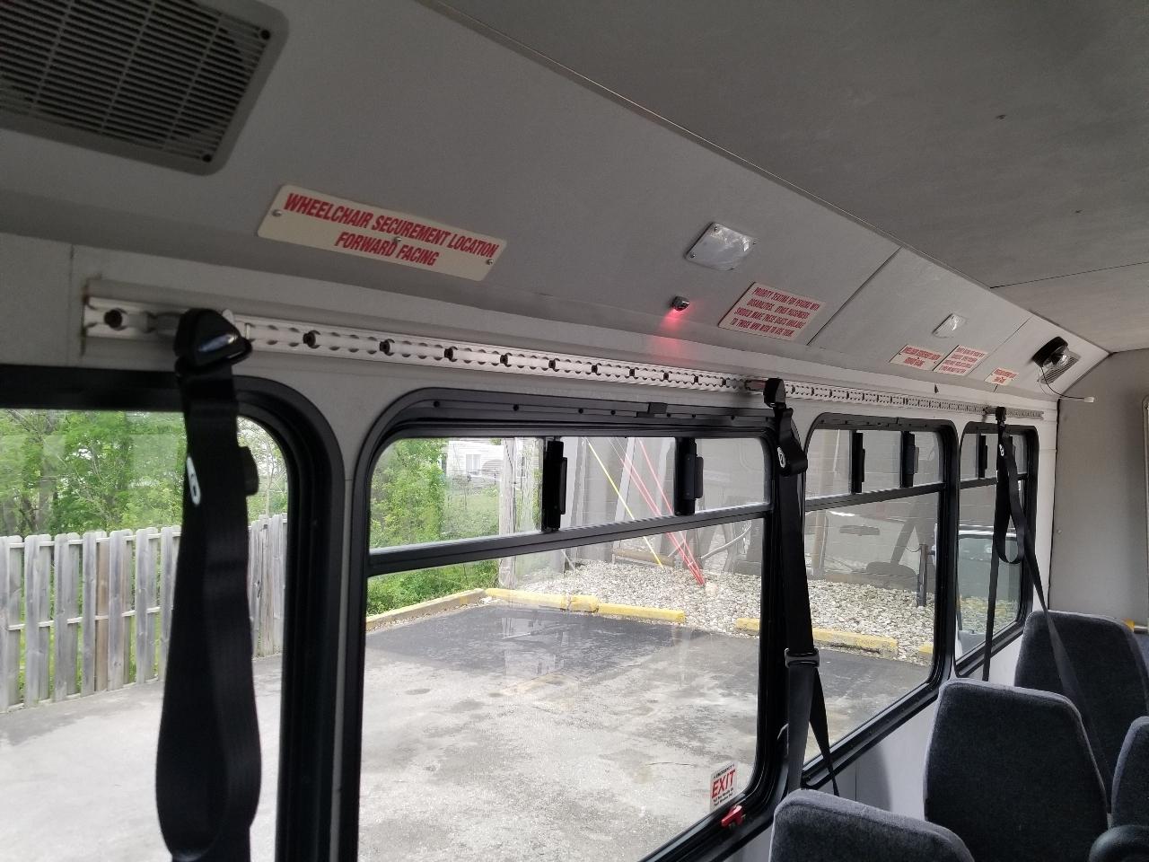 Ford Econoline Commercial Cutaway E-450 Super Duty 176" DRW 2015