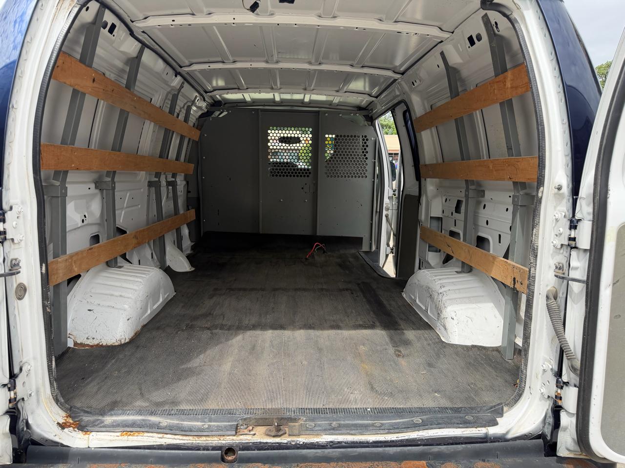 Ford Econoline Cargo Van E-250 2010