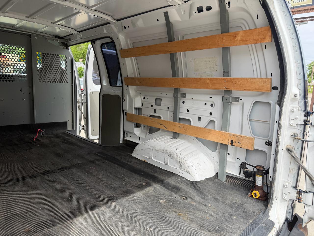 Ford Econoline Cargo Van E-250 2010