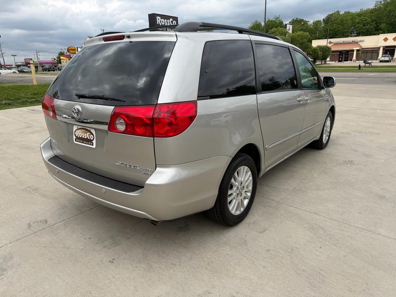 Toyota Sienna 5dr 7-Pass Van XLE AWD (Natl) 2008