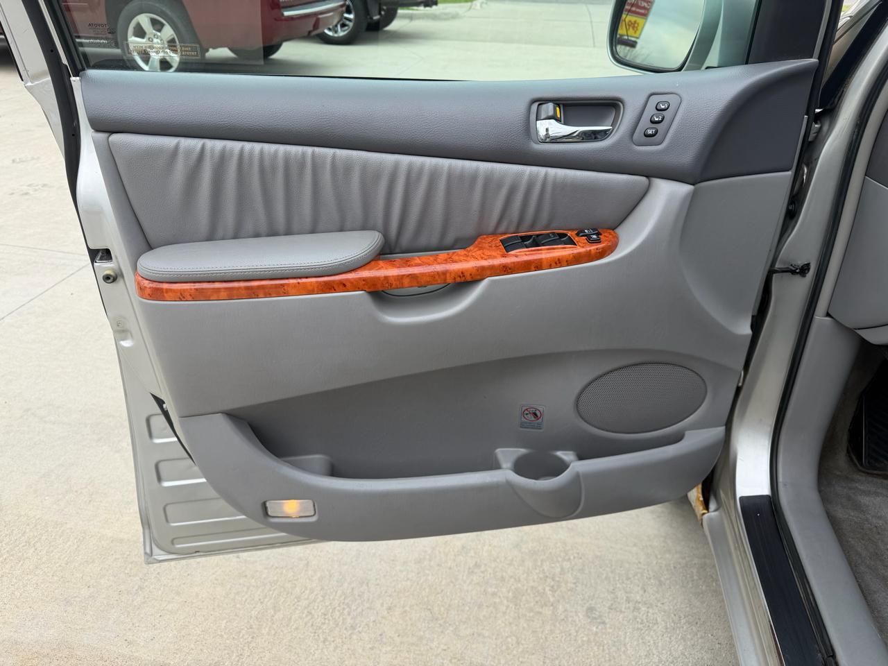 Toyota Sienna 5dr 7-Pass Van XLE AWD (Natl) 2008