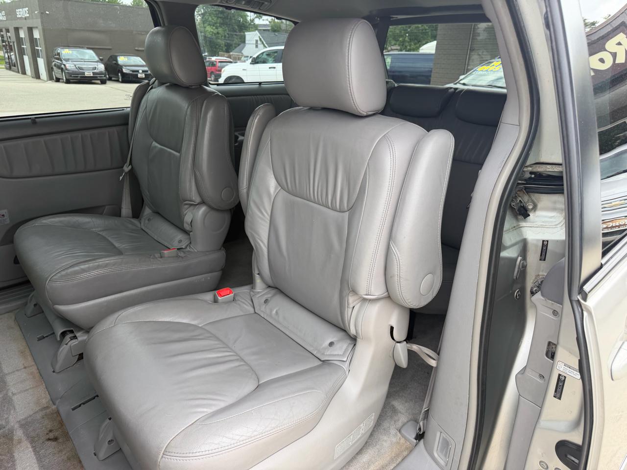 Toyota Sienna 5dr 7-Pass Van XLE AWD (Natl) 2008