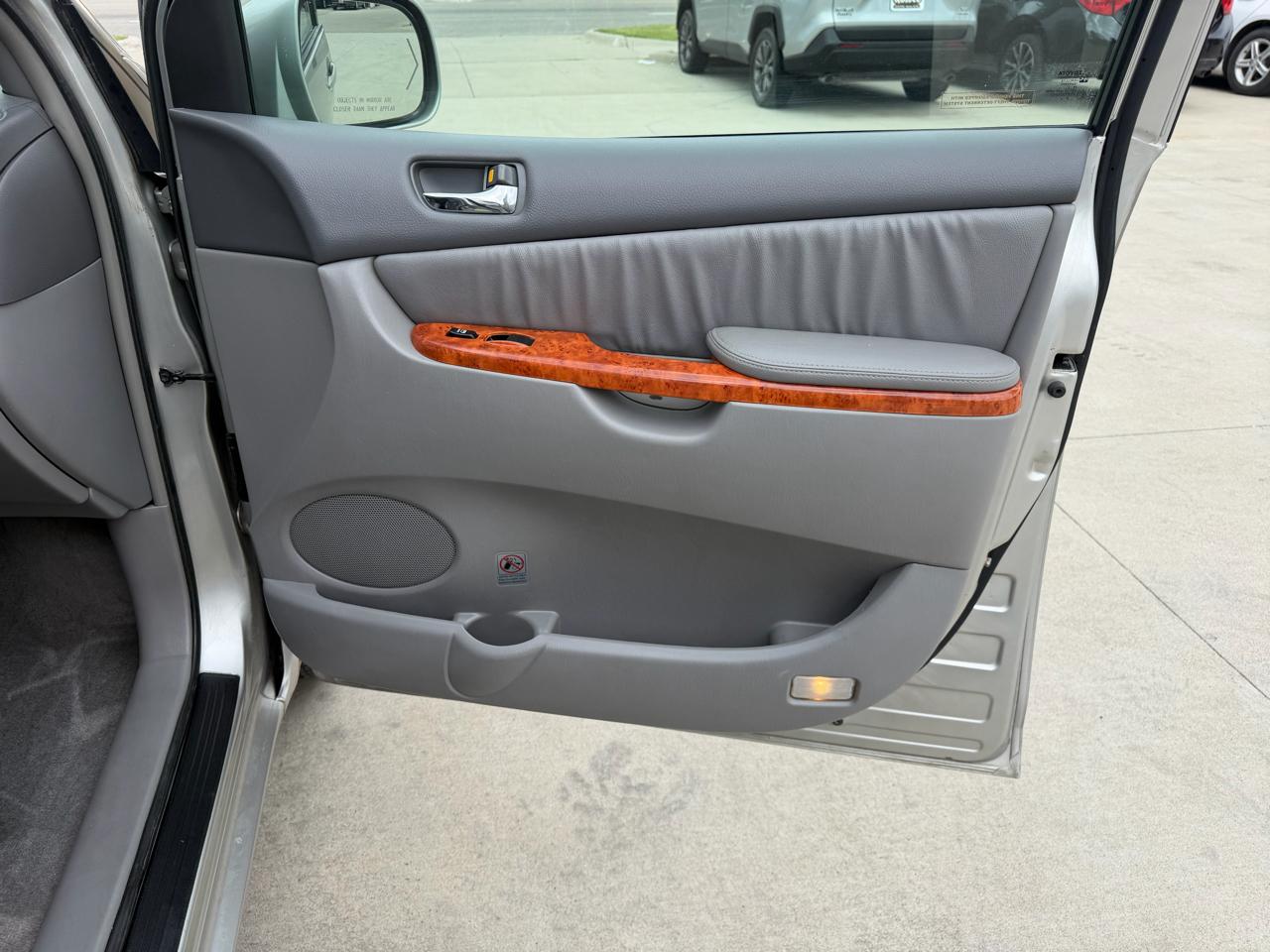 Toyota Sienna 5dr 7-Pass Van XLE AWD (Natl) 2008