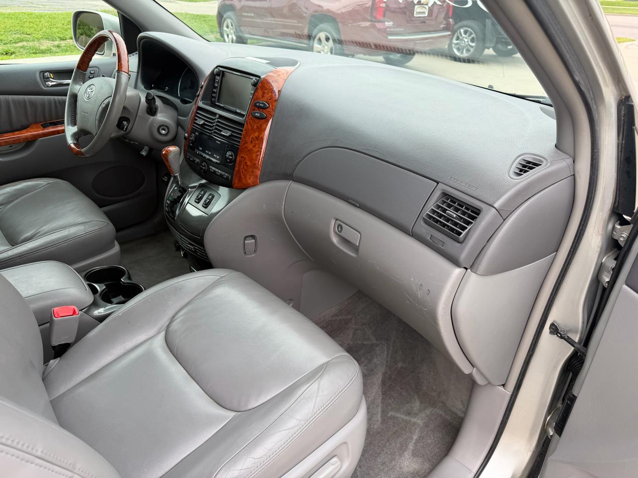 Toyota Sienna 5dr 7-Pass Van XLE AWD (Natl) 2008