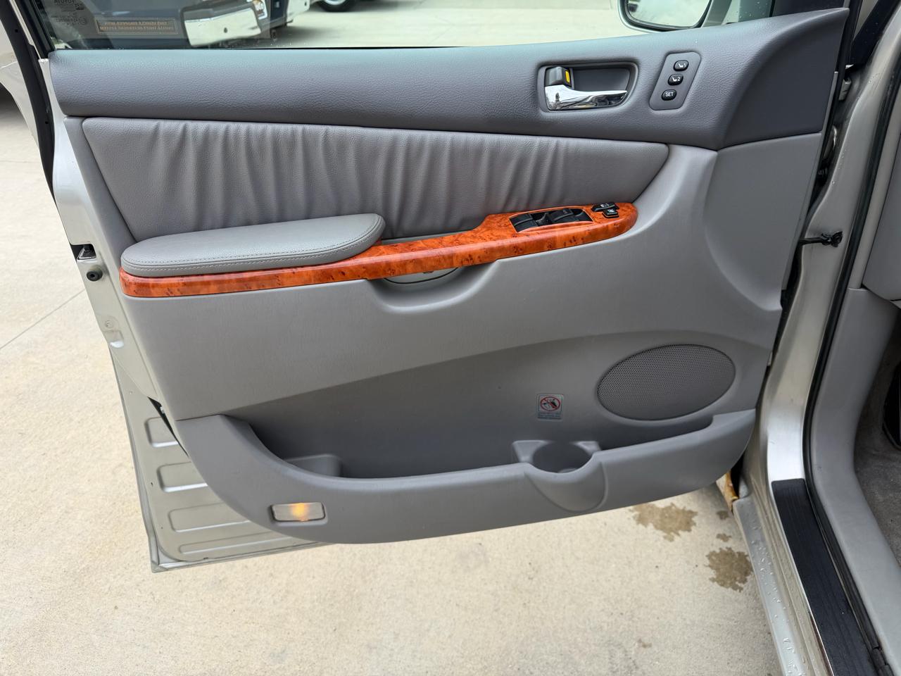 Toyota Sienna 5dr 7-Pass Van XLE AWD (Natl) 2008