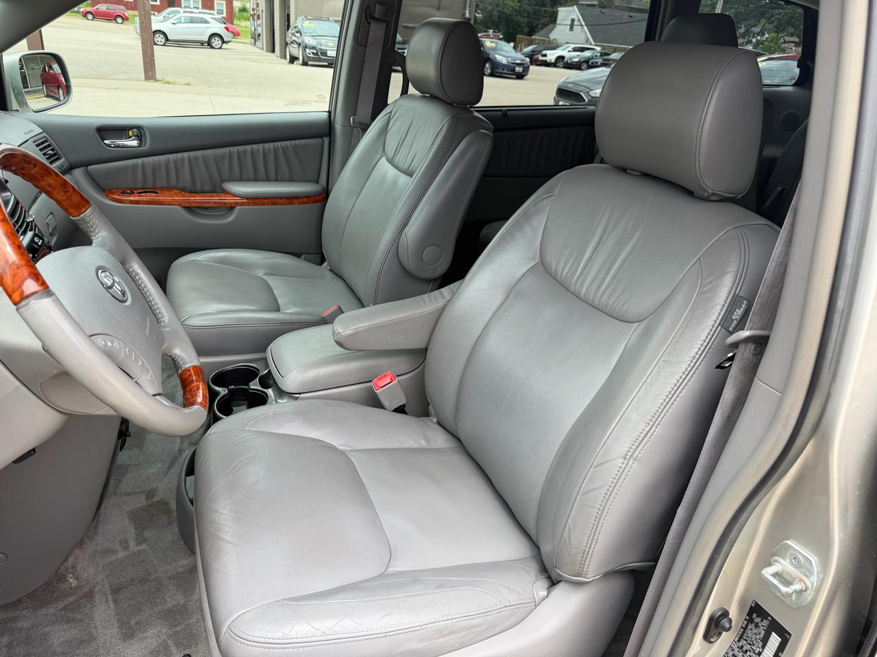 Toyota Sienna 5dr 7-Pass Van XLE AWD (Natl) 2008