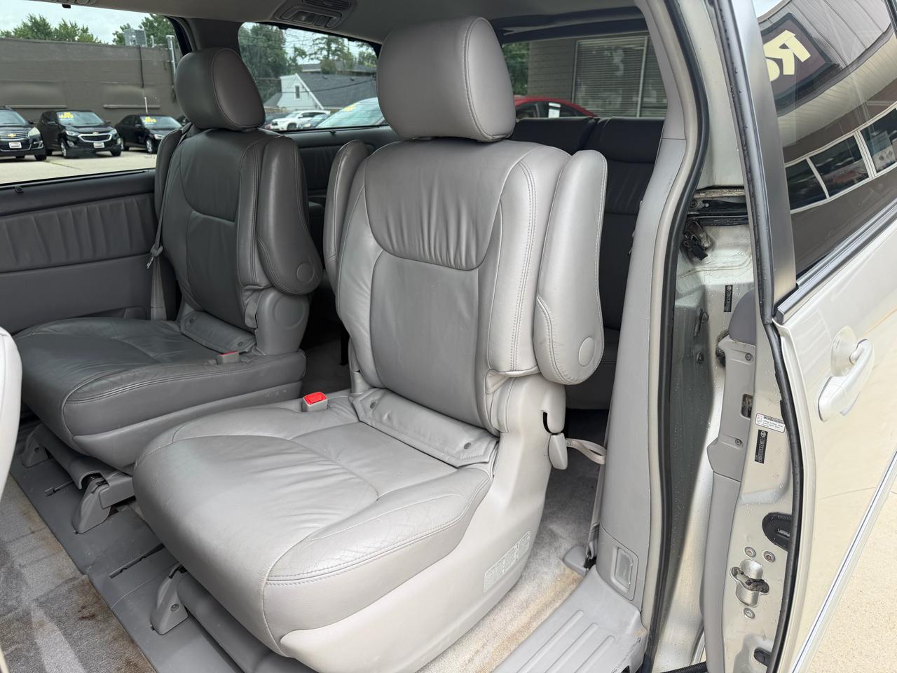 Toyota Sienna 5dr 7-Pass Van XLE AWD (Natl) 2008