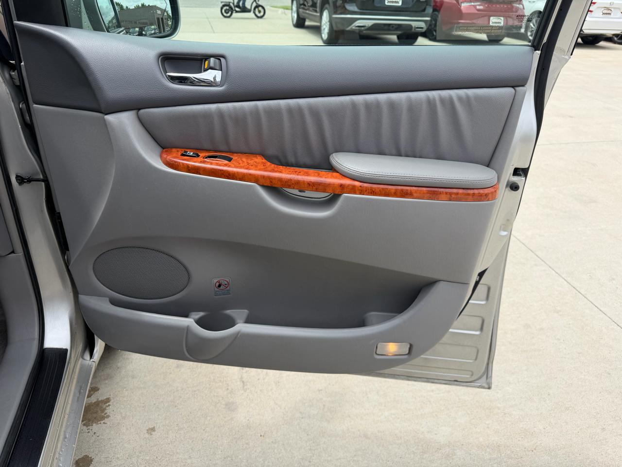 Toyota Sienna 5dr 7-Pass Van XLE AWD (Natl) 2008