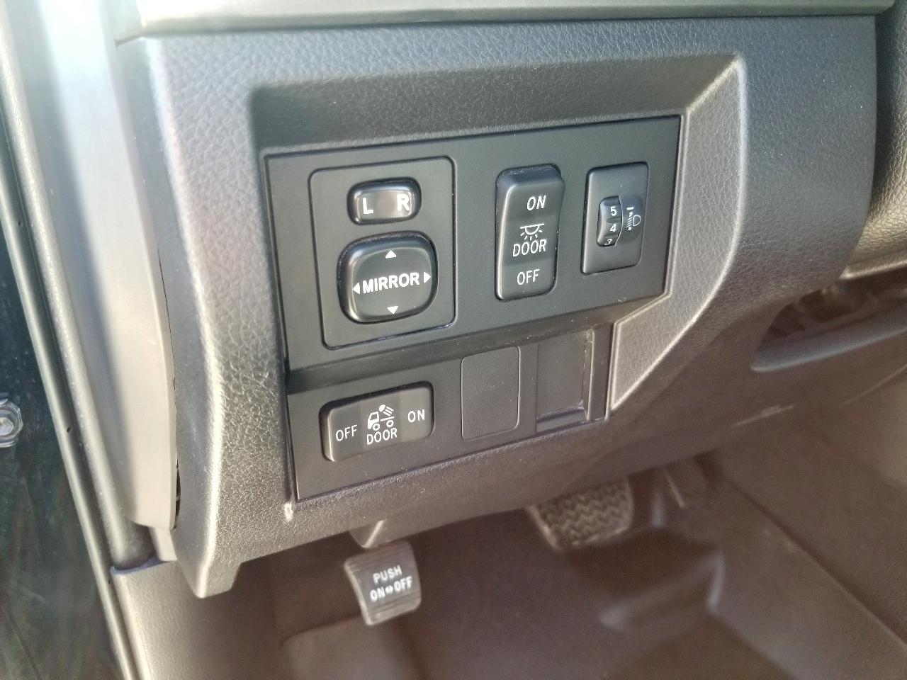 Toyota Tundra 2WD Truck Double Cab 5.7L FFV V8 6-Spd AT SR5 (Natl) 2016