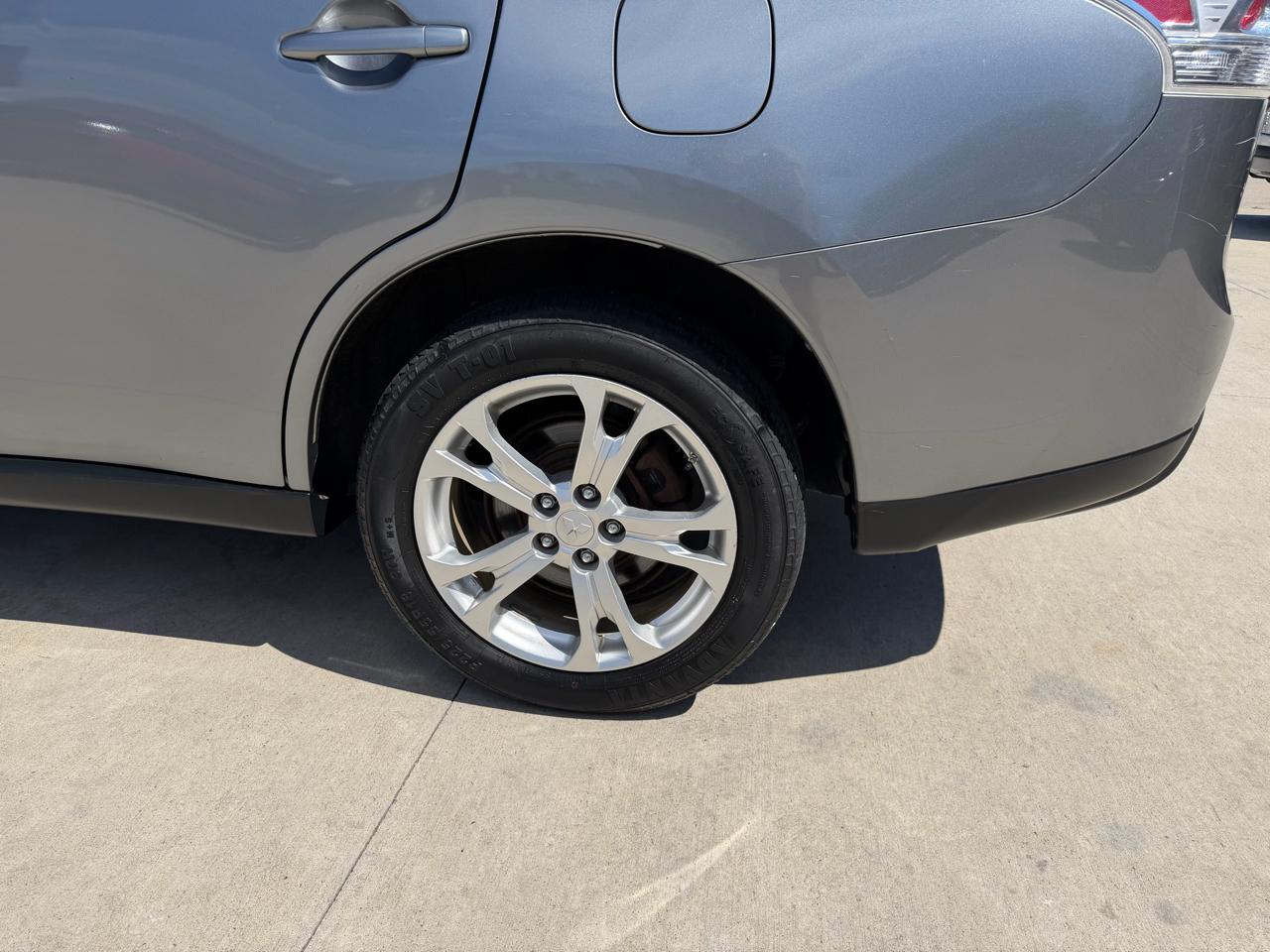 Mitsubishi Outlander 2WD 4dr SE 2014
