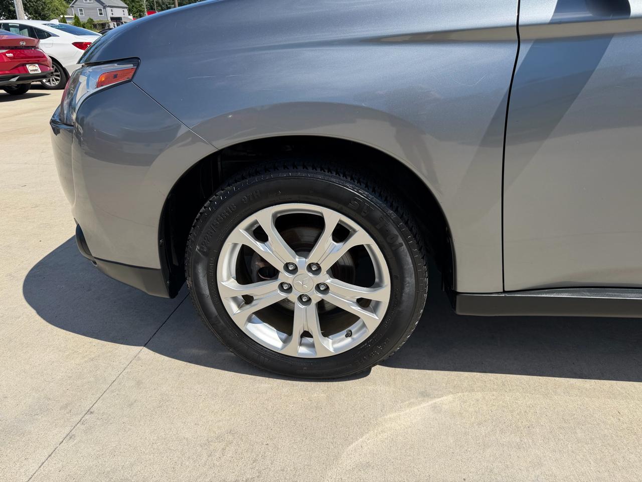 Mitsubishi Outlander 2WD 4dr SE 2014