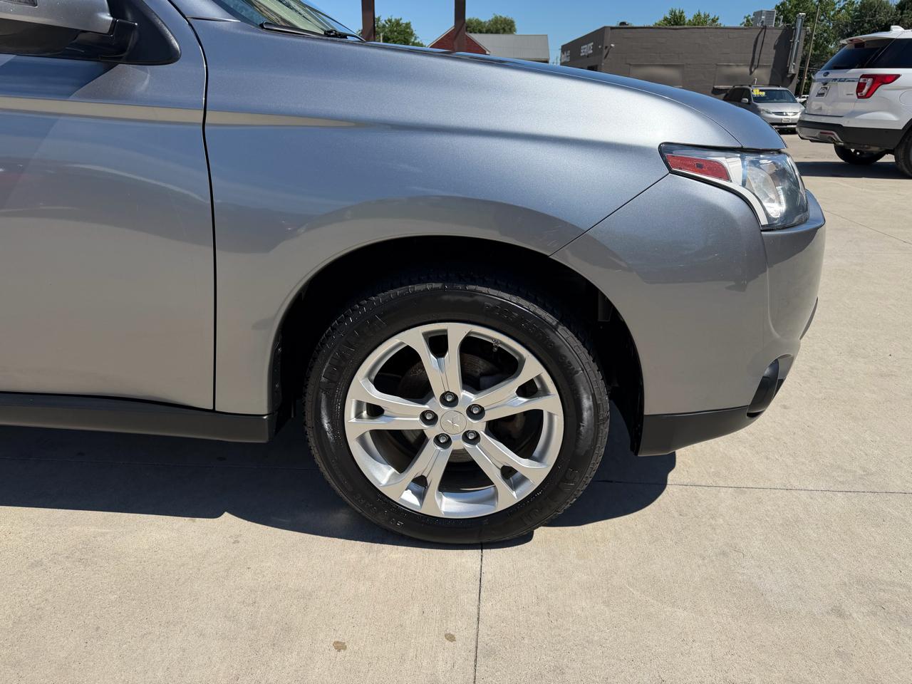 Mitsubishi Outlander 2WD 4dr SE 2014