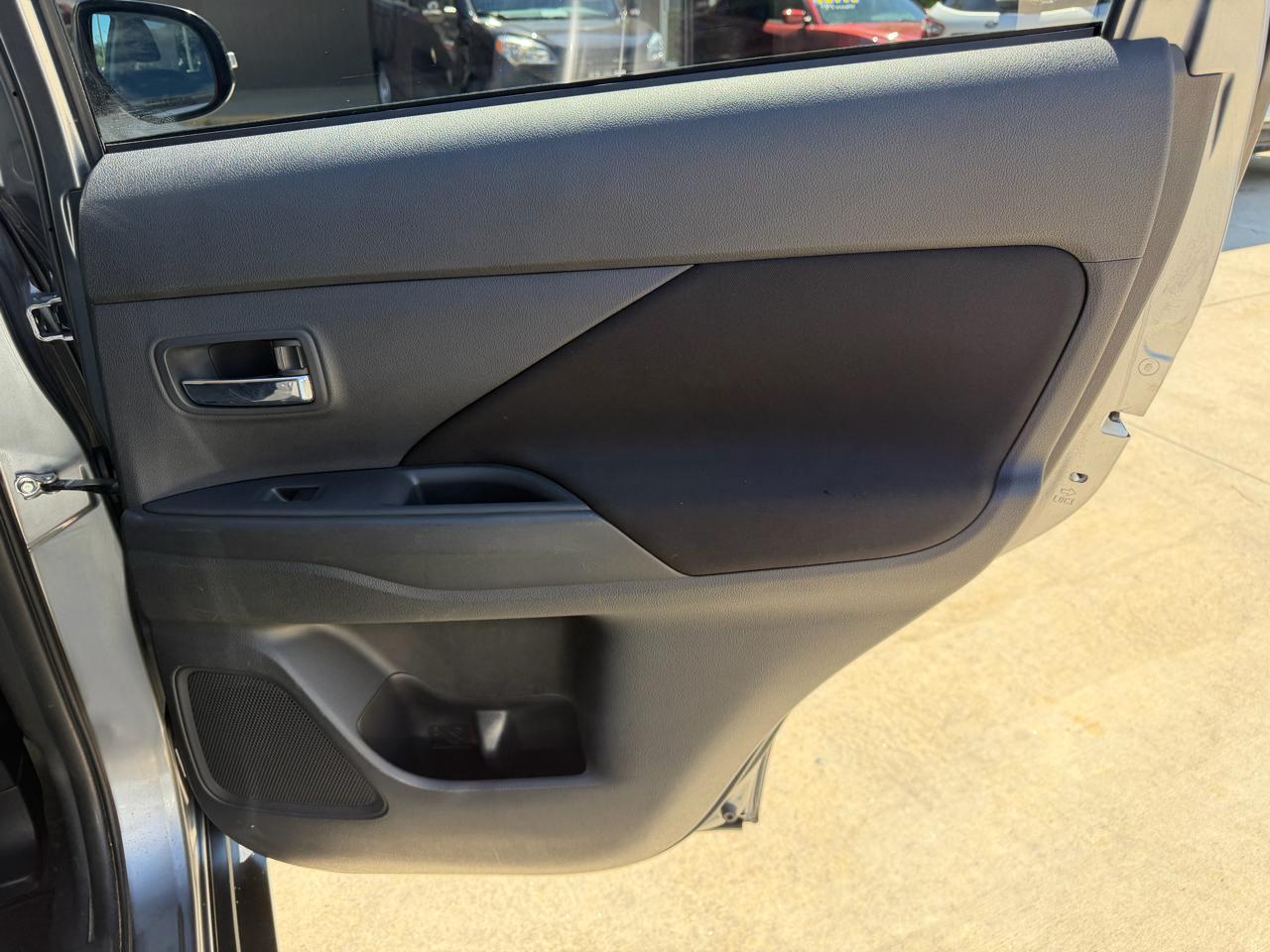 Mitsubishi Outlander 2WD 4dr SE 2014
