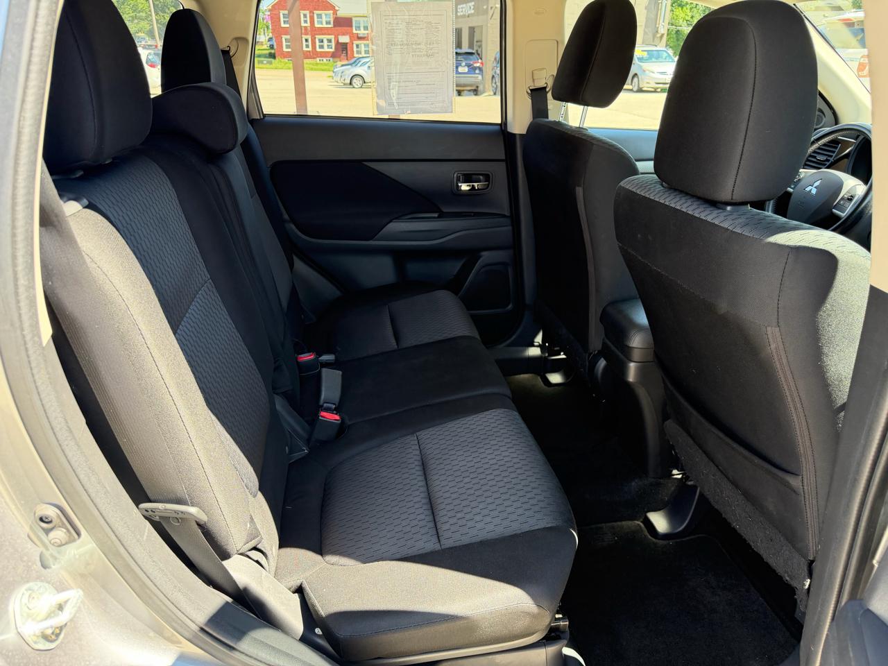 Mitsubishi Outlander 2WD 4dr SE 2014