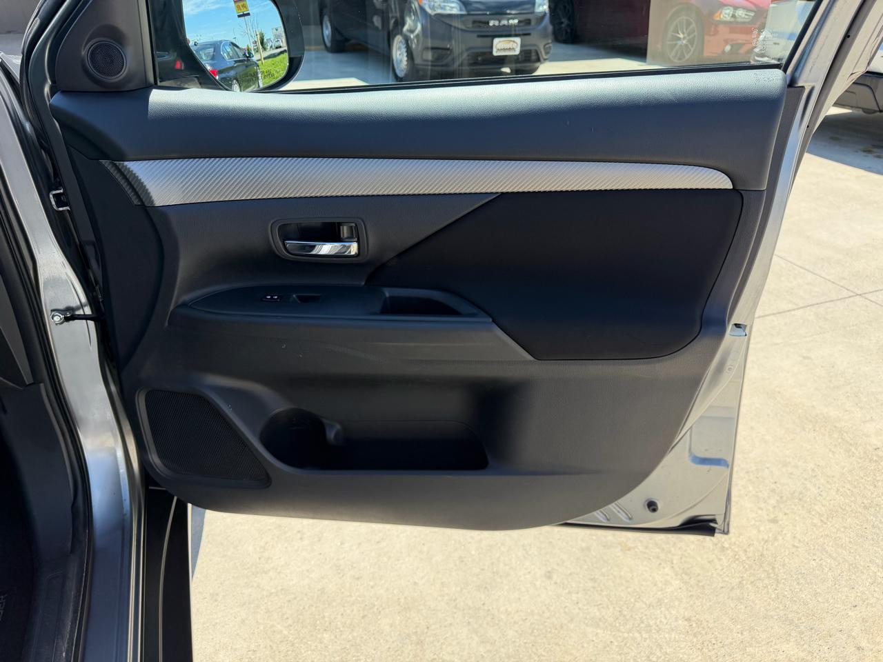 Mitsubishi Outlander 2WD 4dr SE 2014