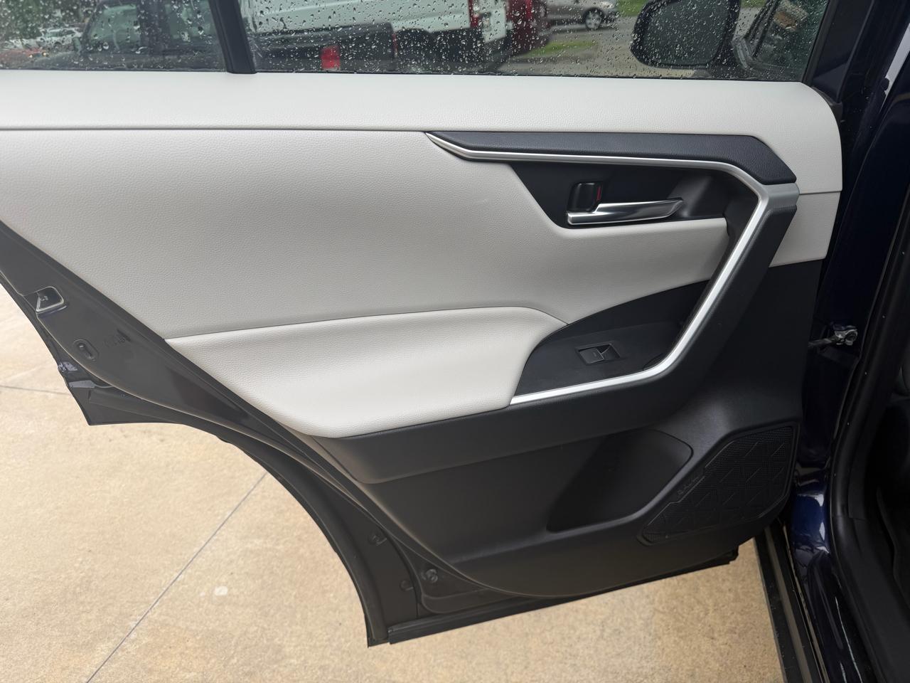 Toyota RAV4 Hybrid XLE AWD (Natl) 2022