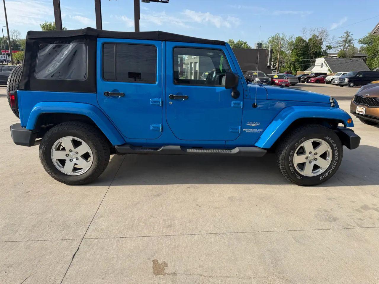 Jeep Wrangler Unlimited 4WD 4dr Sahara 2012