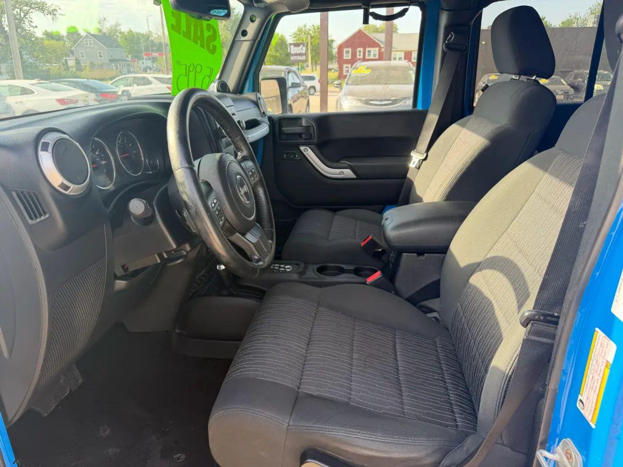 Jeep Wrangler Unlimited 4WD 4dr Sahara 2012