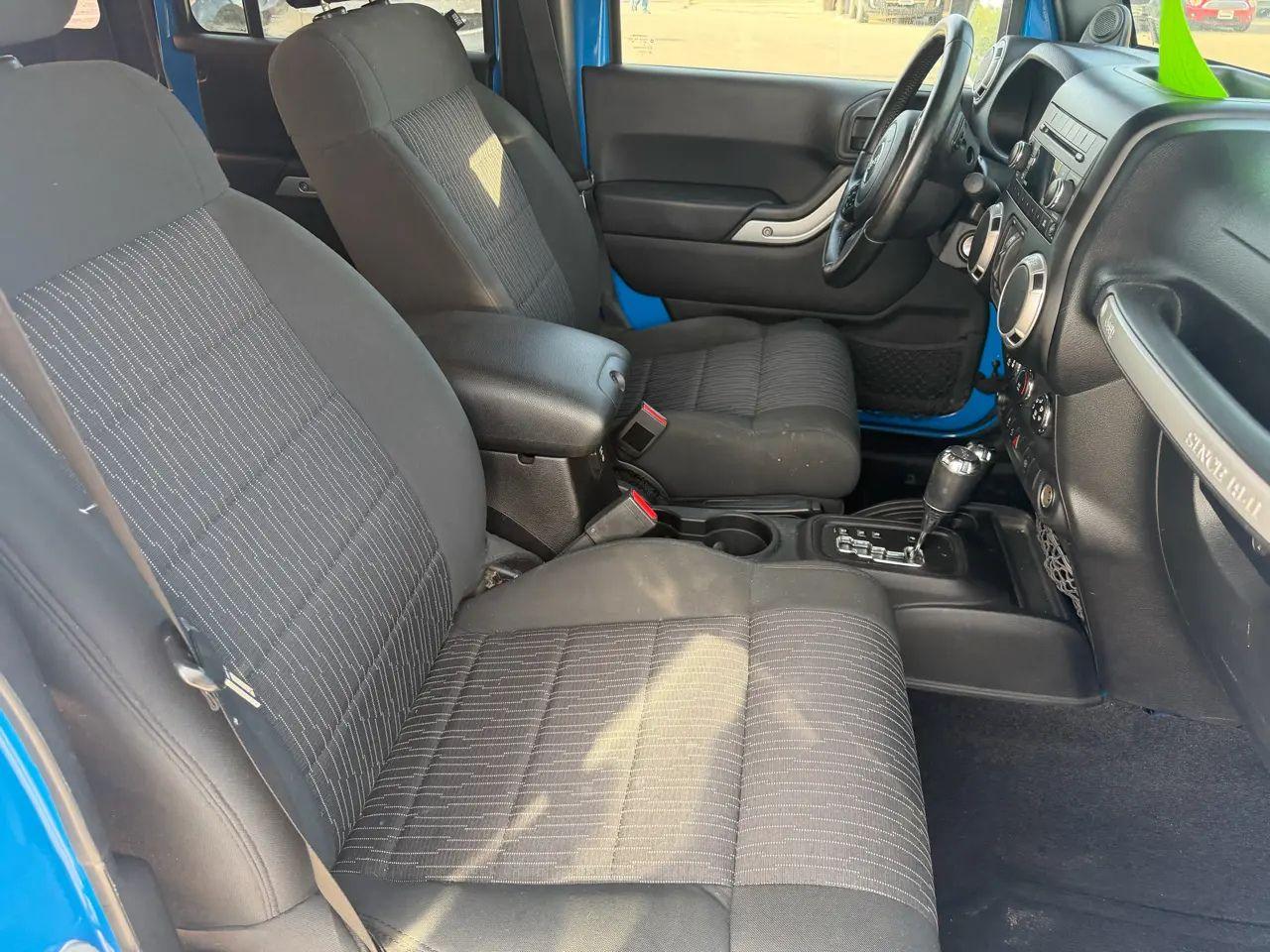 Jeep Wrangler Unlimited 4WD 4dr Sahara 2012