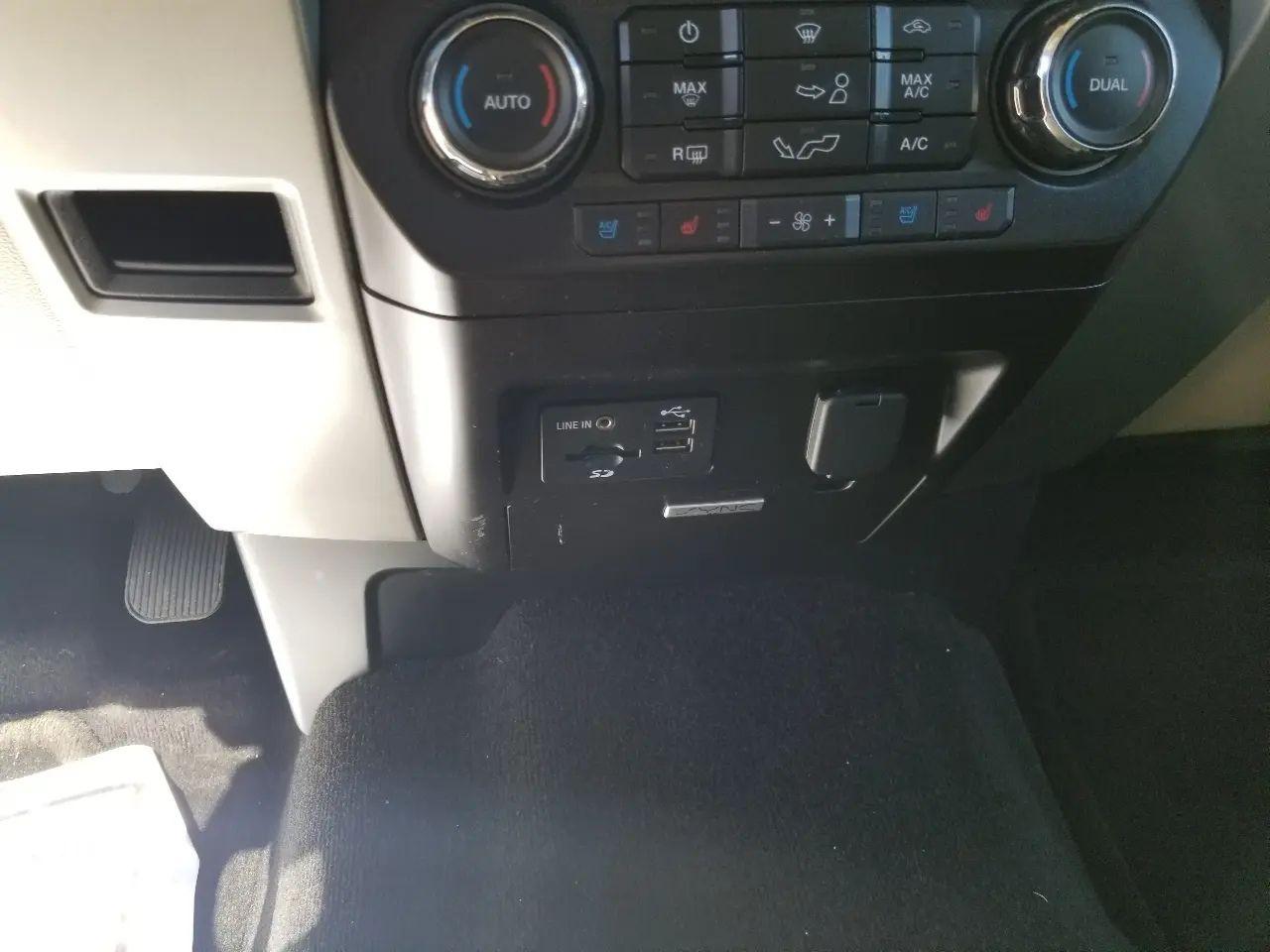 Ford F-150 2WD SuperCab 145" Lariat 2015