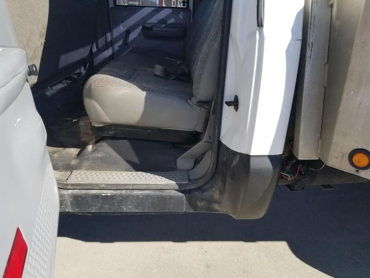 Ford Super Duty F-350 DRW Crew Cab 176" WB 60" CA Lariat 4WD 2004
