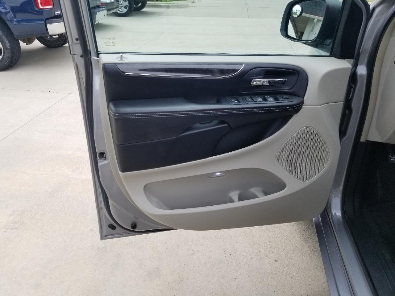Chrysler Town & Country 4dr Wgn Touring 2016