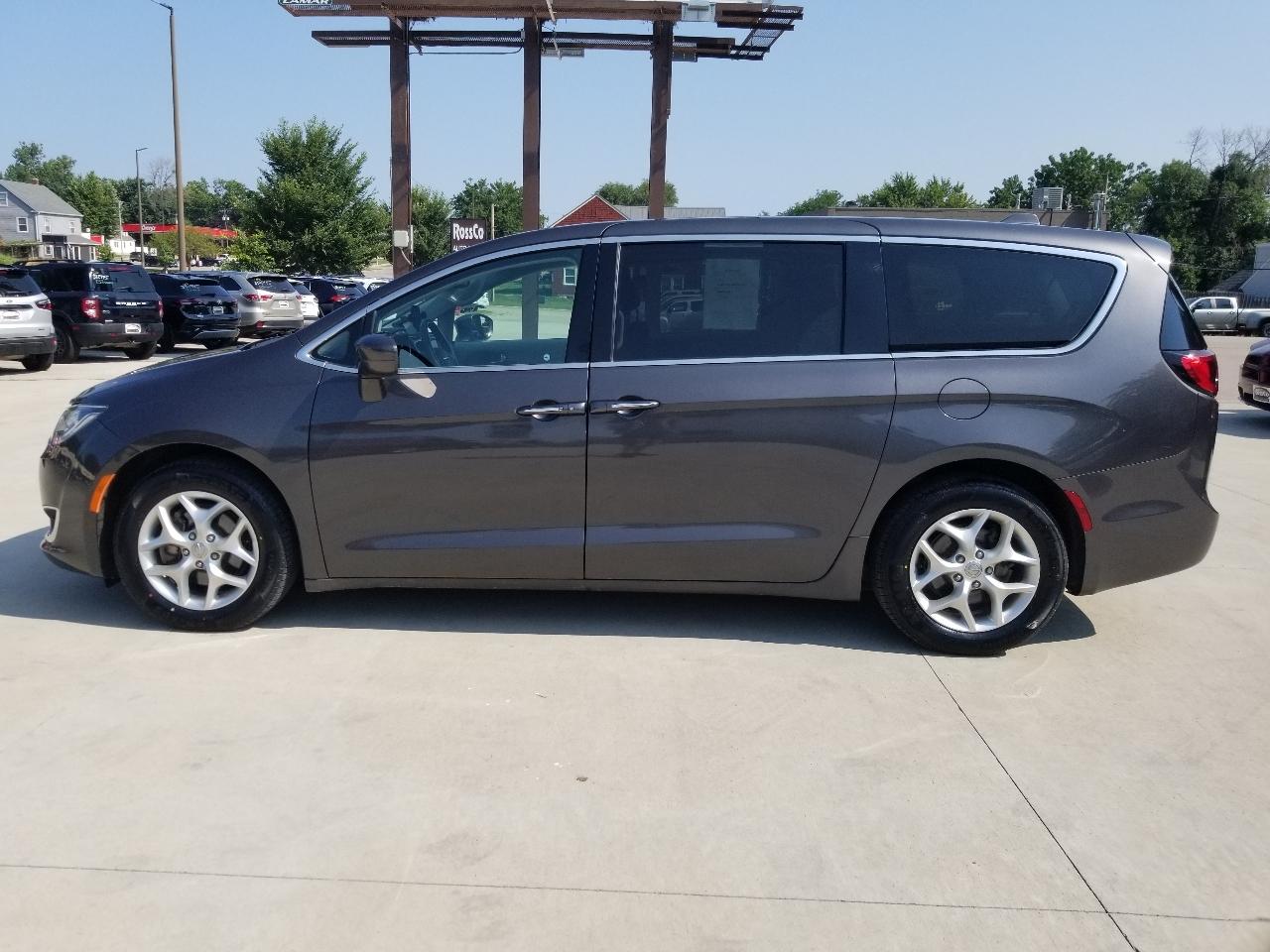 Chrysler Pacifica Touring FWD 2020